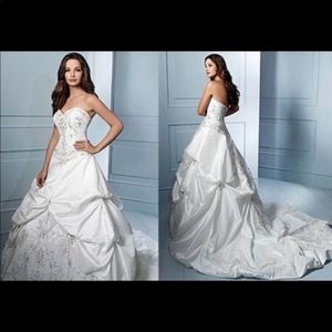 NEVER worn Alfred Angelo Sapphire wedding dress
